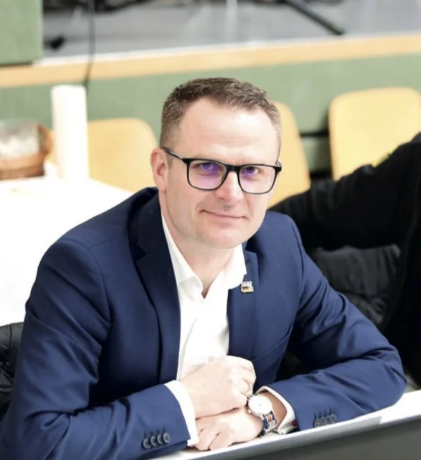 Björn Goller — Porträt am Tisch bei einem Wettkampf.